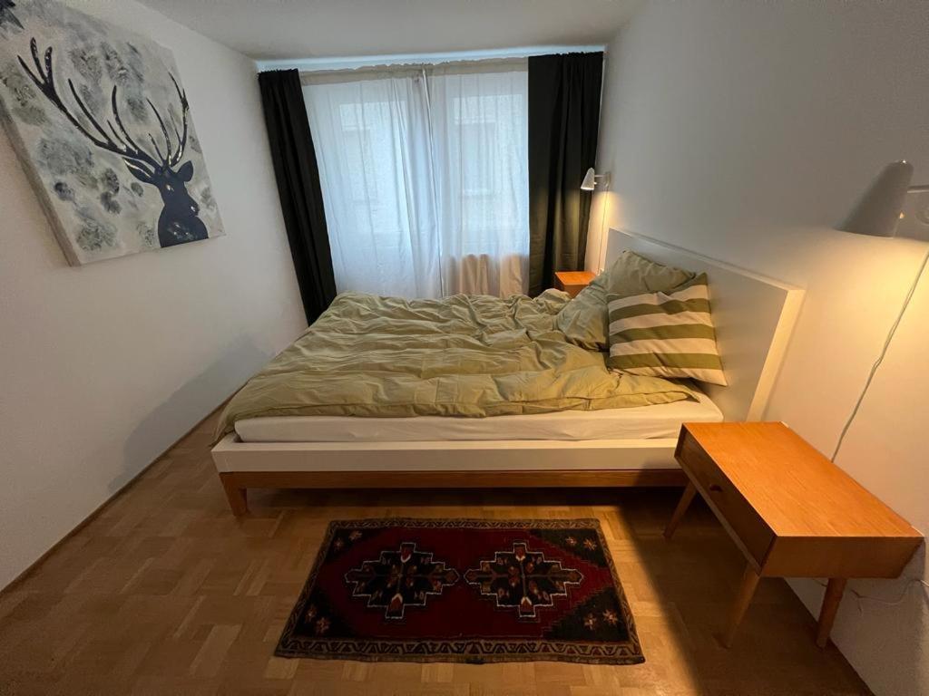 um pequeno quarto com uma cama e uma mesa em B71 - Appartement im Herzen des Schwarzwalds em Schramberg