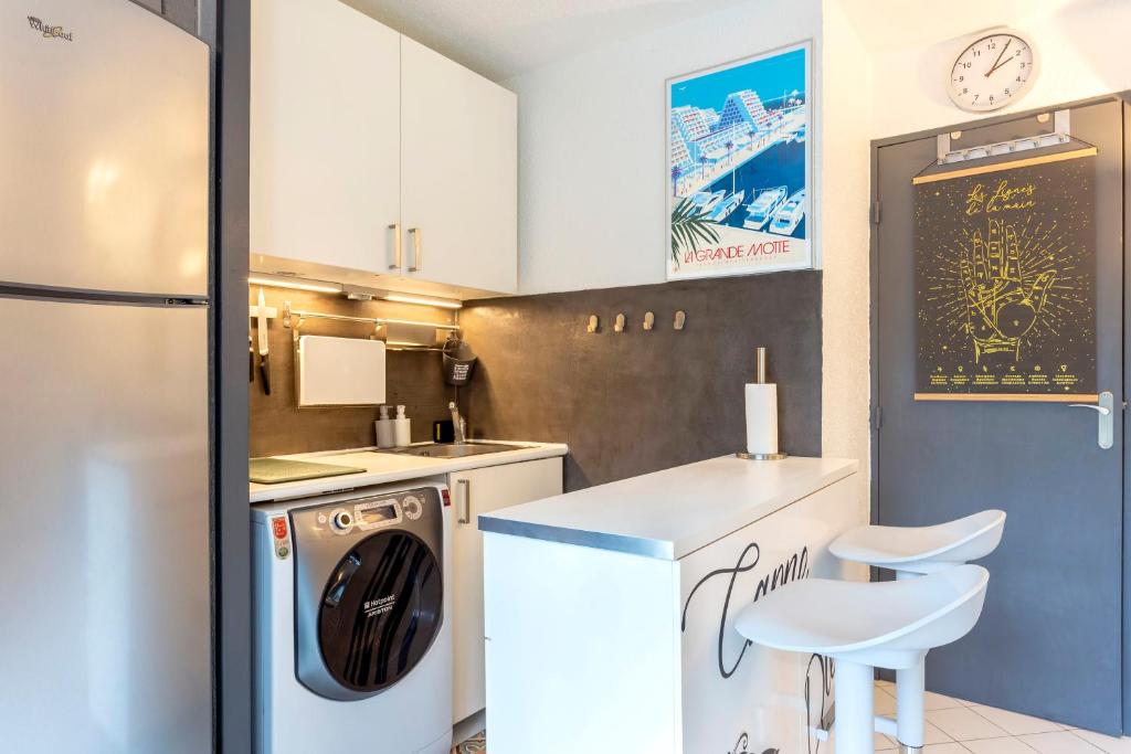 Kuchyňa alebo kuchynka v ubytovaní Chez Claude - Joli studio cabine climatisé avec parking et piscine