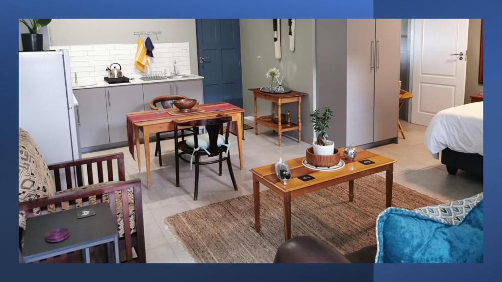 een kamer met een keuken en een woonkamer bij The Blue Door in Pretoria