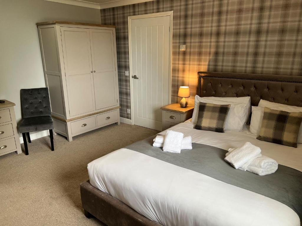 Postel nebo postele na pokoji v ubytování East Ayton Lodge Hotel, Scarborough