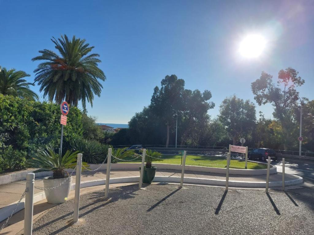 brama w parku z palmą w obiekcie Bel appartement proche de la mer w Nicei