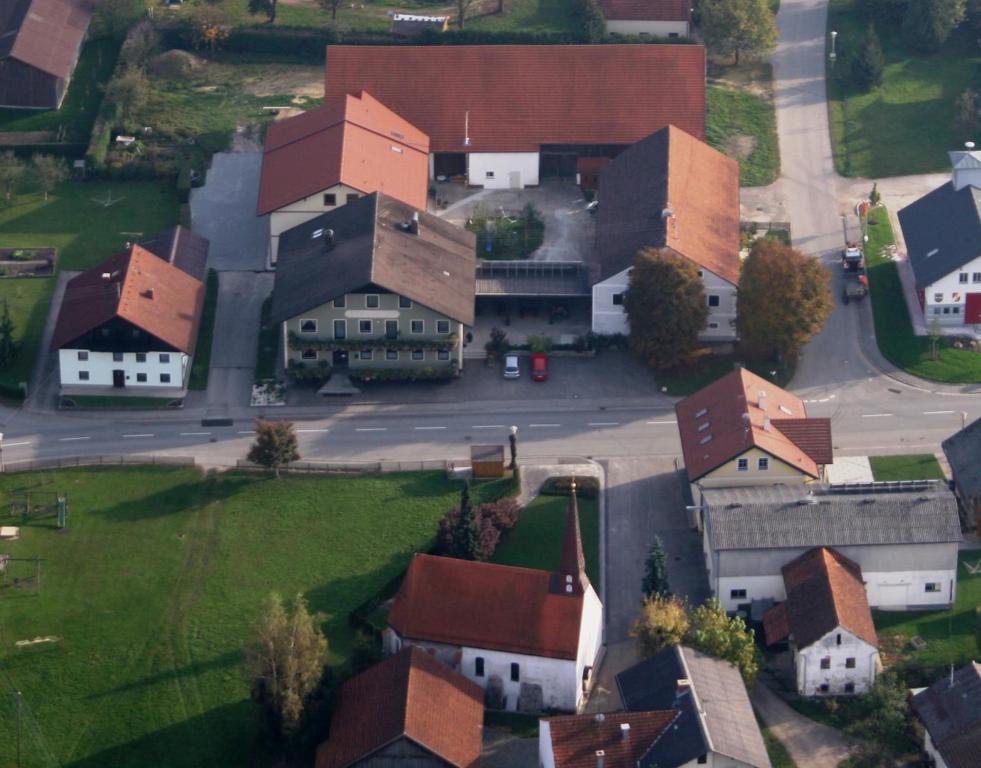 z góry widok na małe miasteczko z budynkami w obiekcie Osternacherhof w mieście Osternach