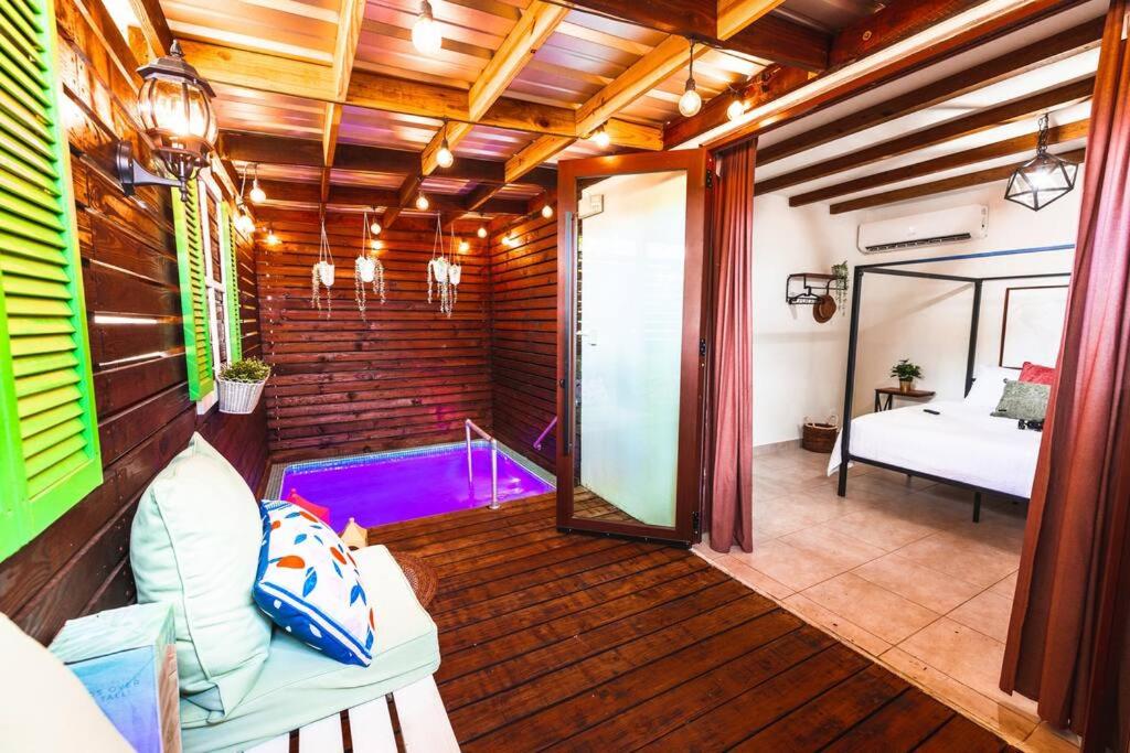 een kamer met een zwembad in het midden van een huis bij Catania 2 Suite W/private pool,W/heater , WIFI. in Aguadilla