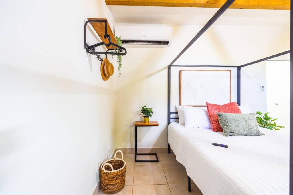Postel nebo postele na pokoji v ubytování Catania 2 Suite W/private pool,W/heater , WIFI.