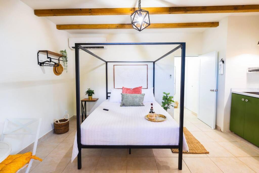 Postel nebo postele na pokoji v ubytování Catania 2 Suite W/private pool,W/heater , WIFI.