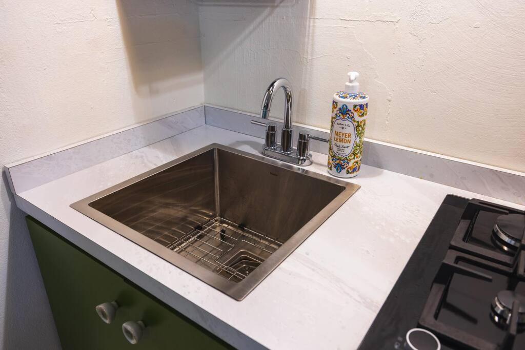 Kuchyň nebo kuchyňský kout v ubytování Catania 2 Suite W/private pool,W/heater , WIFI.