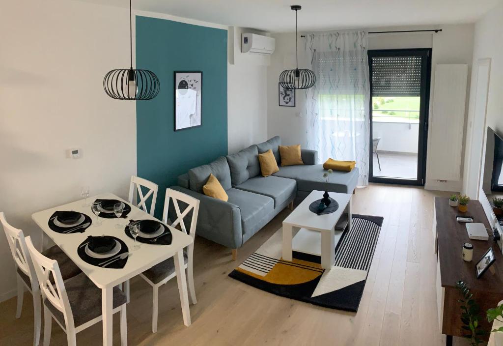 un soggiorno con divano e tavolo di Apartman Santosha a Čakovec