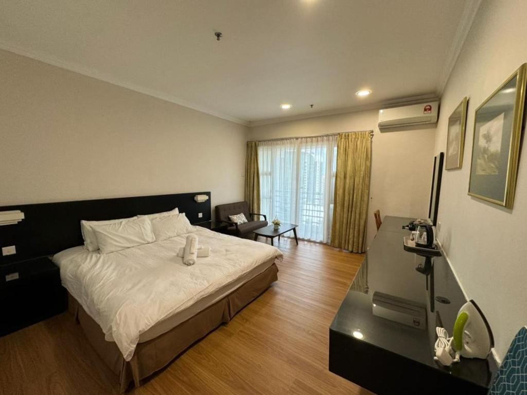 StayInn Getway MyHome Private Hotel-style Apartment في كوتشينغ: غرفة نوم مع سرير وغرفة معيشة