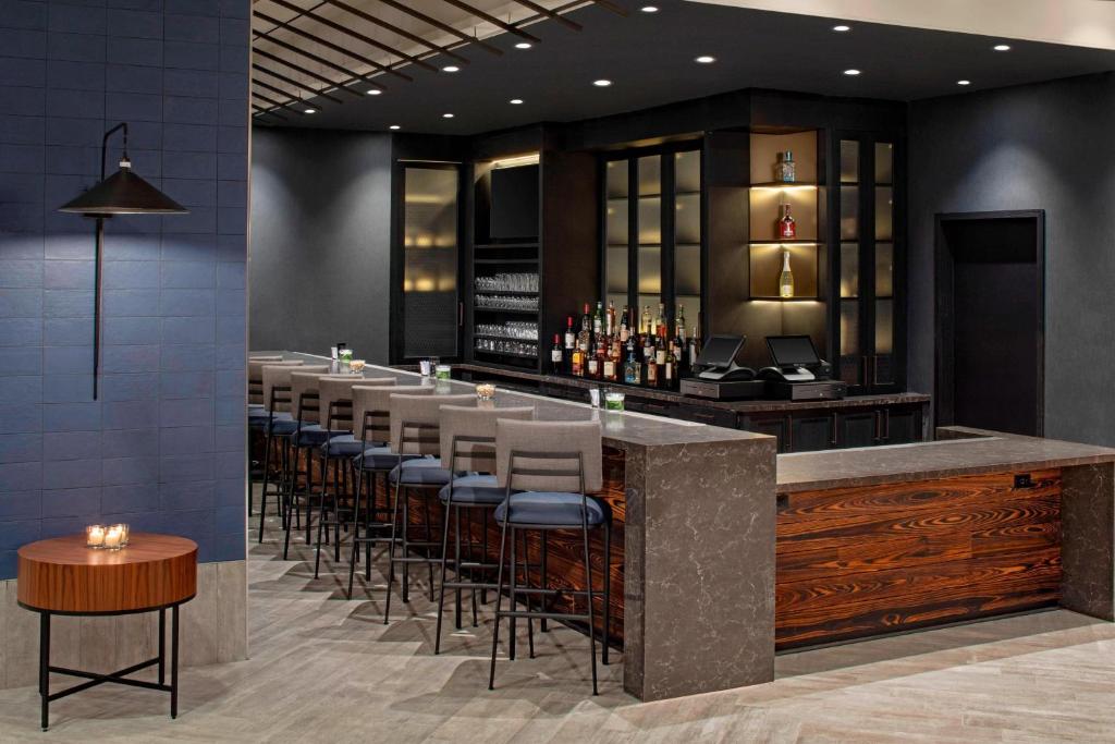 Lounge nebo bar v ubytování SpringHill Suites by Marriott New York Manhattan/Times Square South