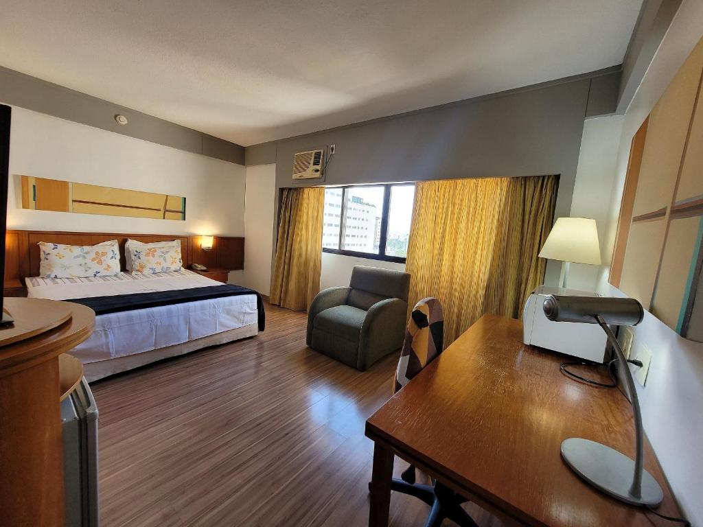 Pokój hotelowy z łóżkiem i biurkiem w obiekcie Flat Particular Rua Borges Lagoa c/ garagem UH1008 w São Paulo