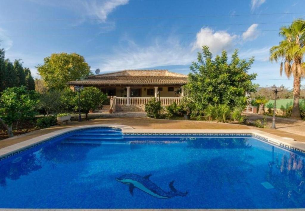een groot blauw zwembad voor een huis bij Villa Son Tugores in Lloseta