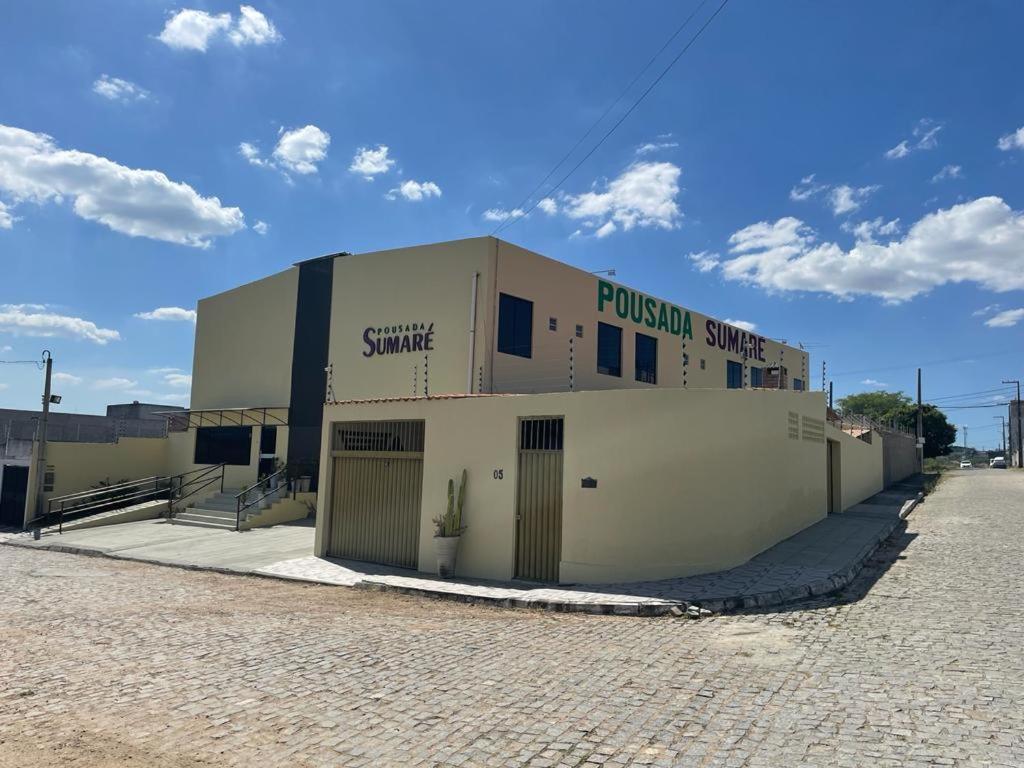 un bâtiment situé sur le côté d'une rue dans l'établissement Pousada Sumaré, à Caruaru