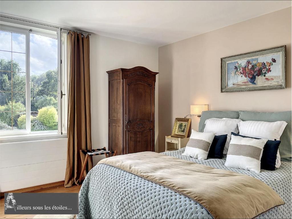 Un dormitorio con una cama grande y una ventana en Ailleurs sous les etoiles, en Manneville-la-Raoult