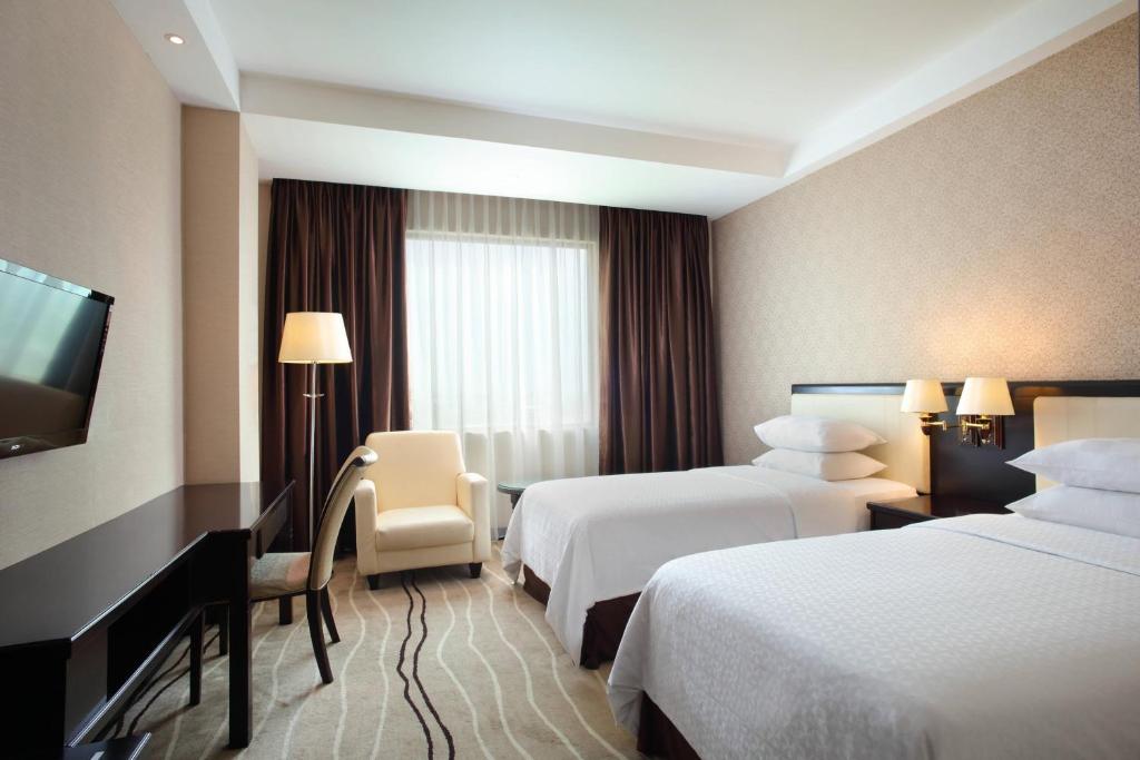 Postel nebo postele na pokoji v ubytování Four Points by Sheraton Medan