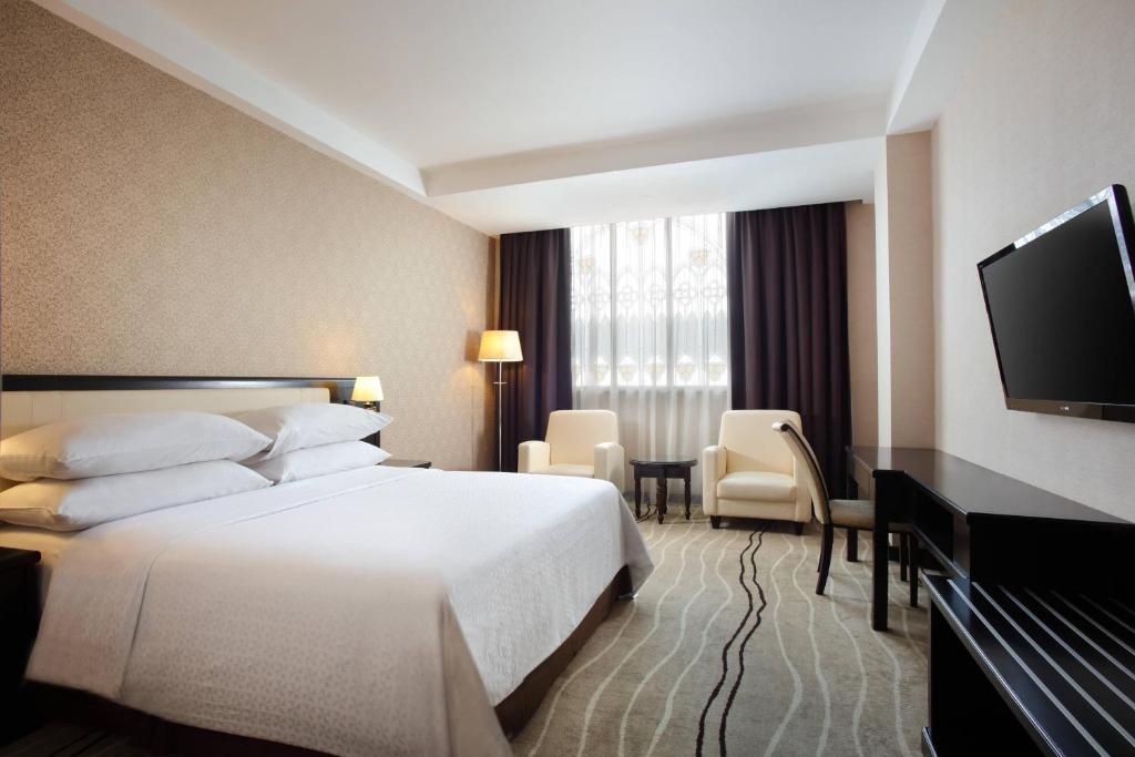Postel nebo postele na pokoji v ubytování Four Points by Sheraton Medan