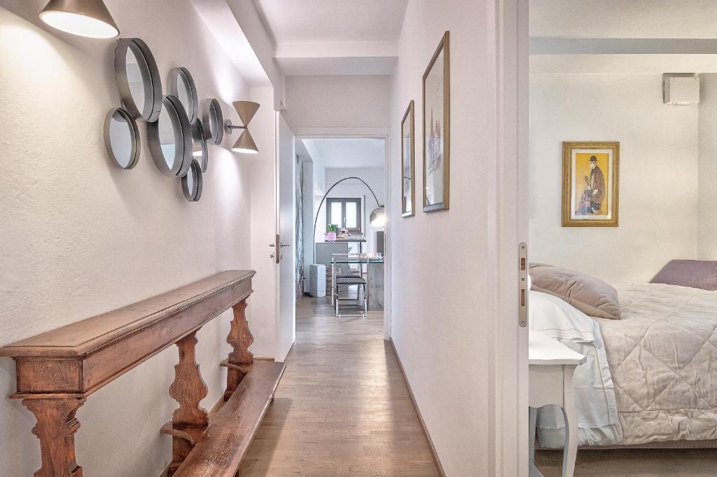 korytarzem prowadzącym do sypialni z łóżkiem w obiekcie Maya Luxury Home - Together in Tuscany w mieście Cortona