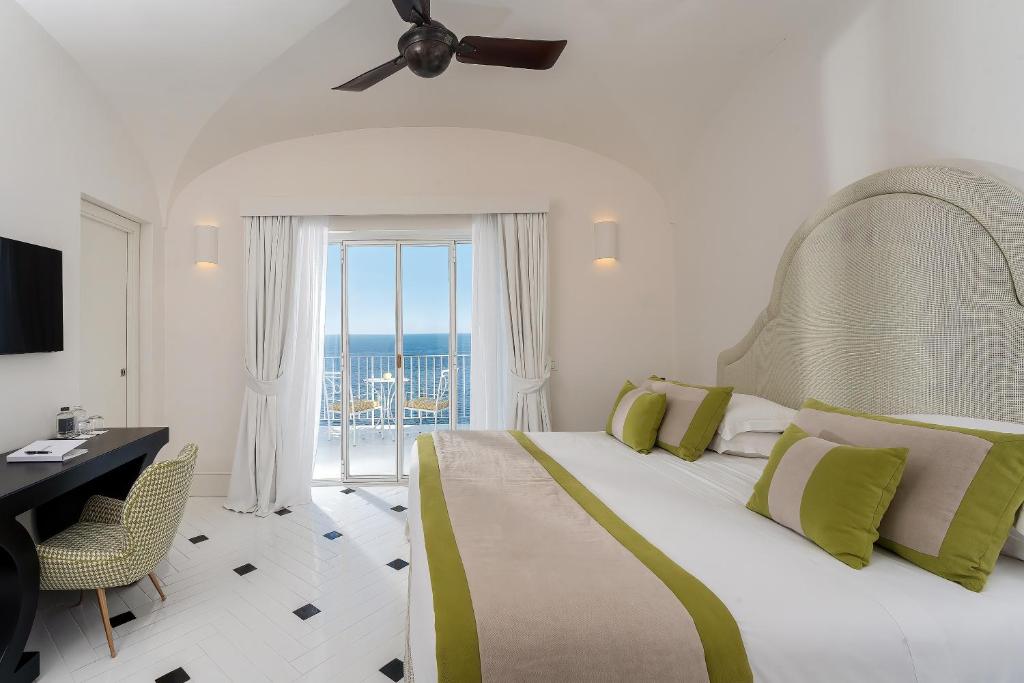 Postel nebo postele na pokoji v ubytování Hotel Miramalfi