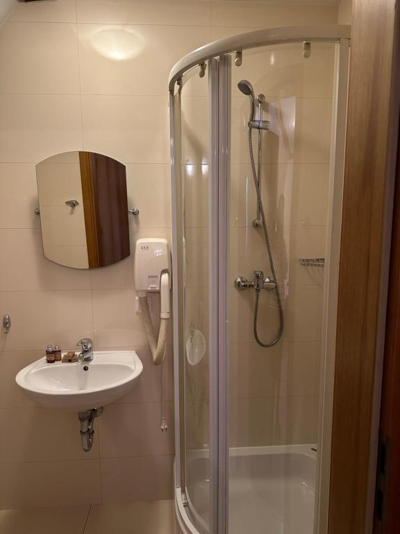 Restauracja i Hotel Oberża Wilczy Głód - Triple Room With Private Bathroom