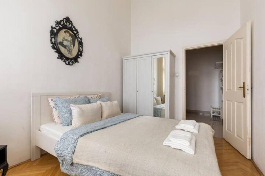 A bed or beds in a room at Bourgeois Elegance in the heart of Budapest