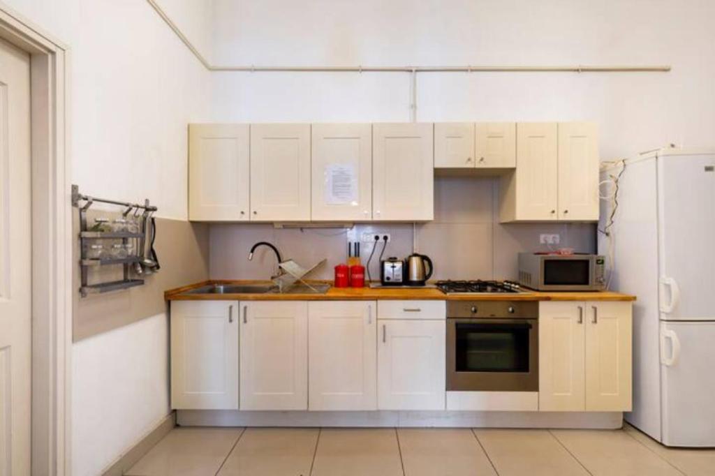 A kitchen or kitchenette at Bourgeois Elegance in the heart of Budapest