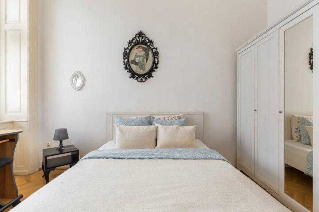 A bed or beds in a room at Bourgeois Elegance in the heart of Budapest