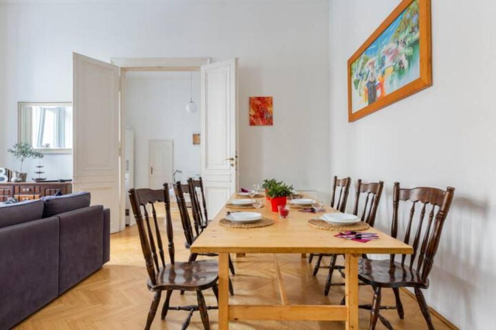 A seating area at Bourgeois Elegance in the heart of Budapest