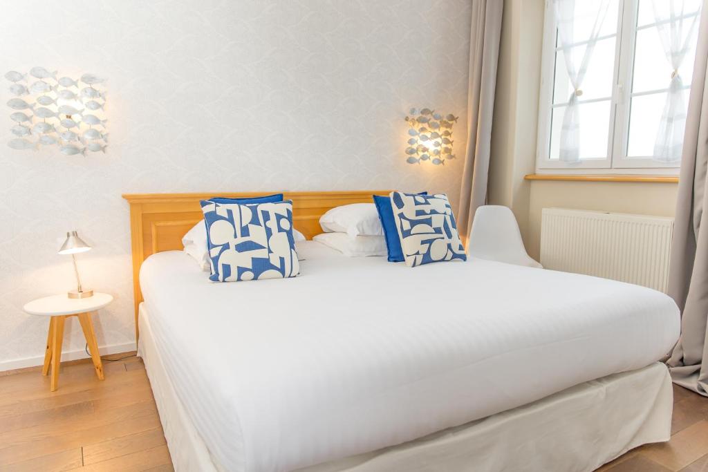 Postel nebo postele na pokoji v ubytování Hôtel La Baie des Anges SPA marin