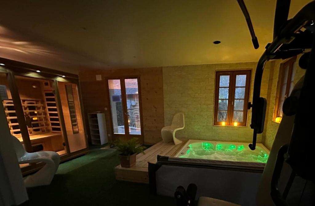une chambre avec bain à remous dans une maison dans l'établissement Gîte au Coeur du Jura entre Comté et Vin Jaune, Gîte Comté, à Chamole