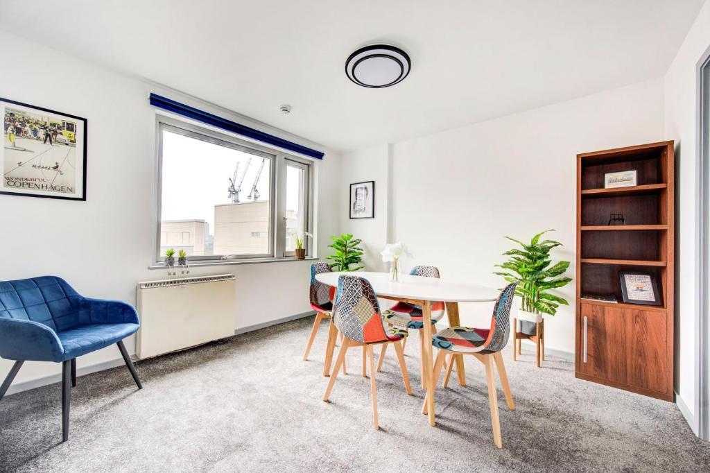 a dining room with a table and chairs at GuestReady - Pleasant Stay in Blackwall in London