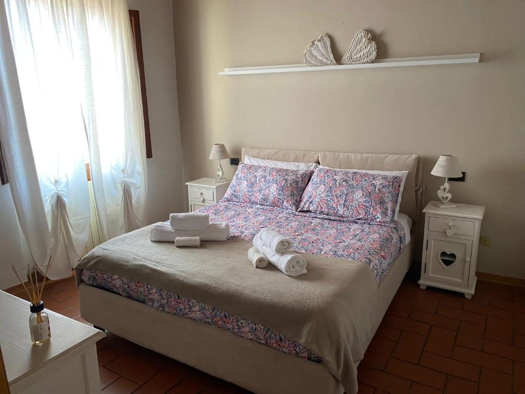 1 dormitorio con 1 cama con toallas en La casa di kikki en Florence