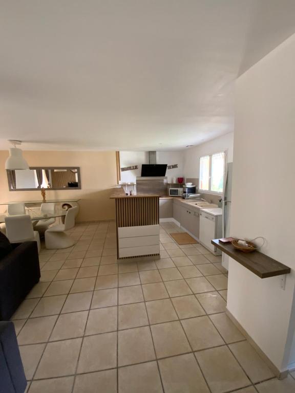eine große Küche und ein Wohnzimmer mit weißen Geräten in der Unterkunft La casa de Valentin in Yvrac