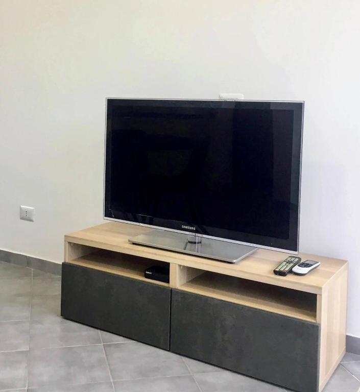 TV a/nebo společenská místnost v ubytování Casa Zefiro, tra pineta e mare!
