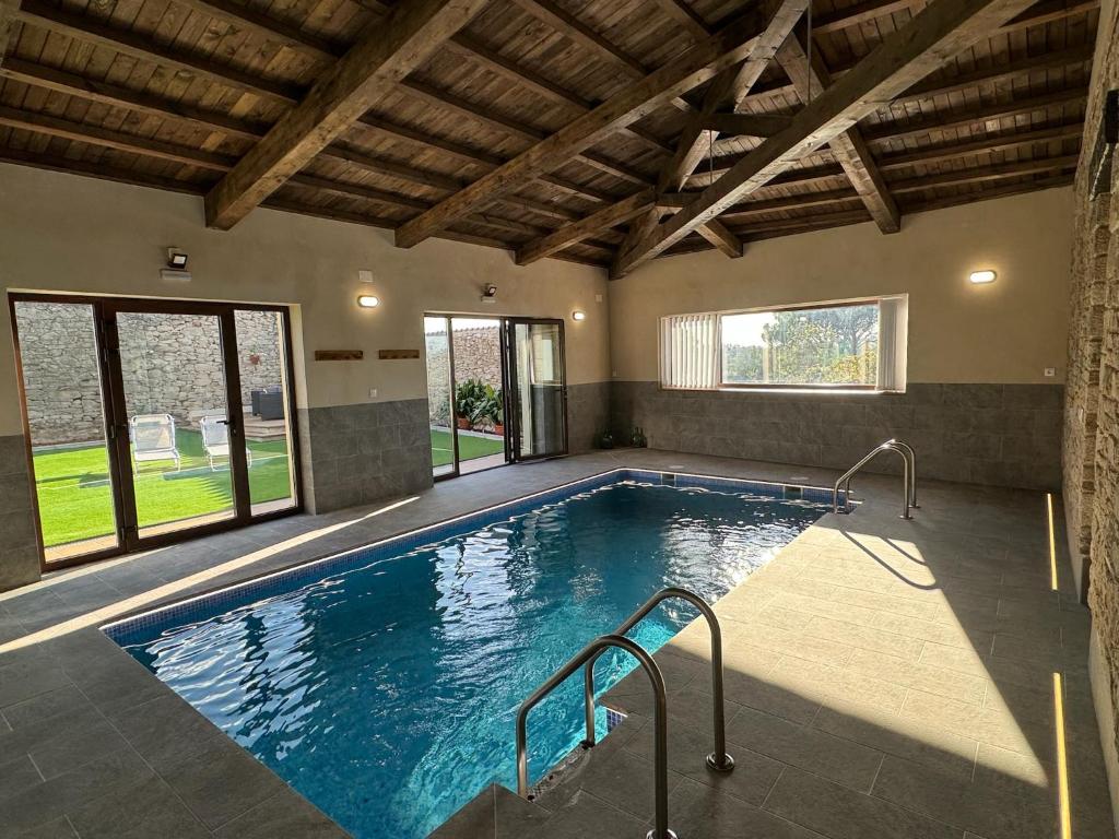 una gran piscina en una casa en Alameda Amable, en La Zarza de Pumareda