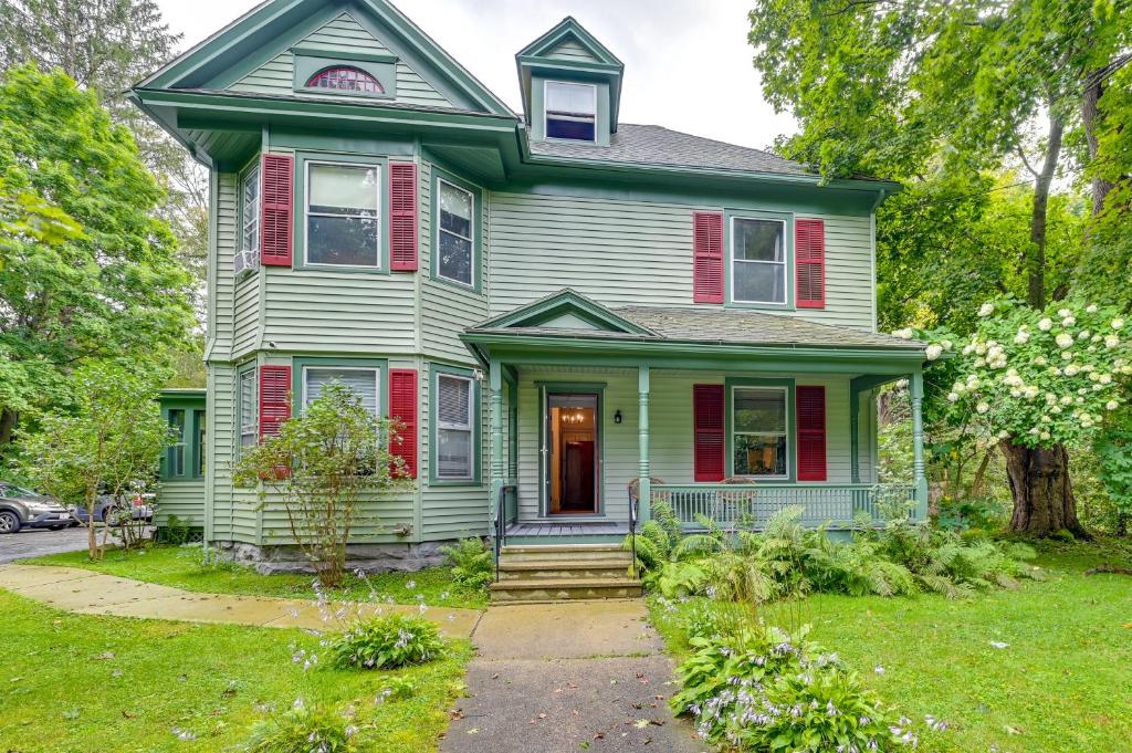 una casa verde con persianas rojas en Cozy Dalton Studio with Porch and Outdoor Seating!, 