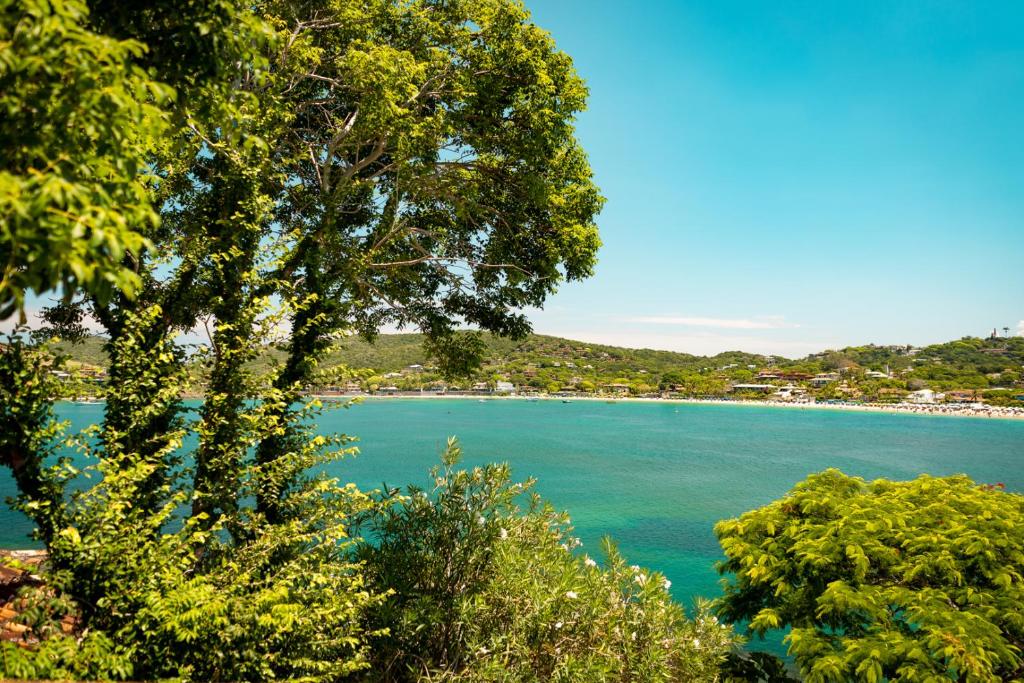 vista su un grande bacino d'acqua di Jubarte Hotel by Insólito a Búzios