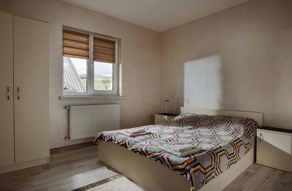 een slaapkamer met een bed en een raam bij Апарт-готель Уляна in Skhidnitsa