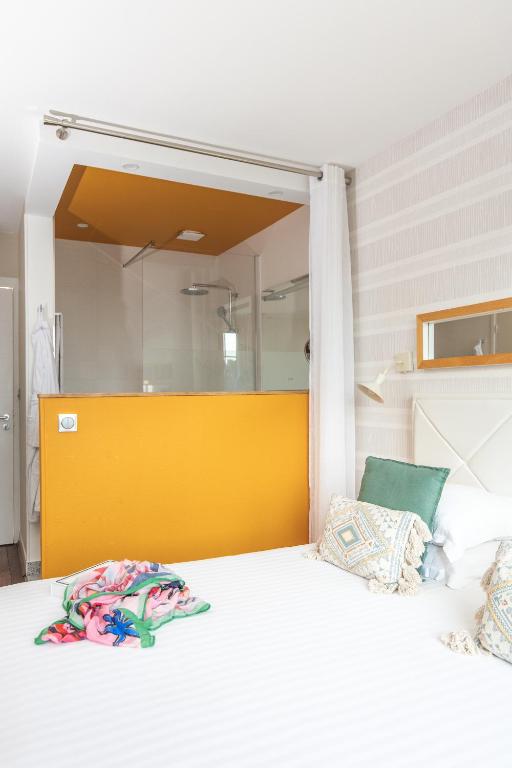 Postel nebo postele na pokoji v ubytování Hôtel La Baie des Anges SPA marin