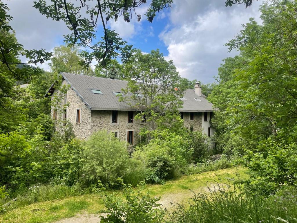 ein altes Steinhaus im Wald in der Unterkunft Villa du Parc le Sapin in Formiguères