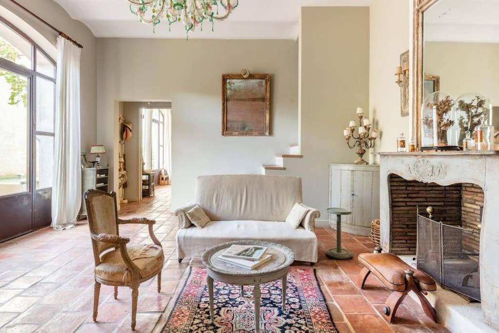 Ruang duduk di La Demeure Provençale au charme suranné