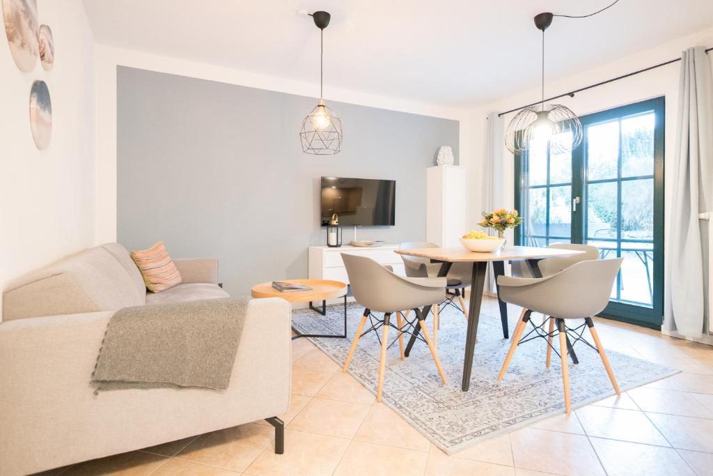 uma sala de estar com um sofá e uma mesa em Ferienwohnung Lee West 2 2 em Dierhagen