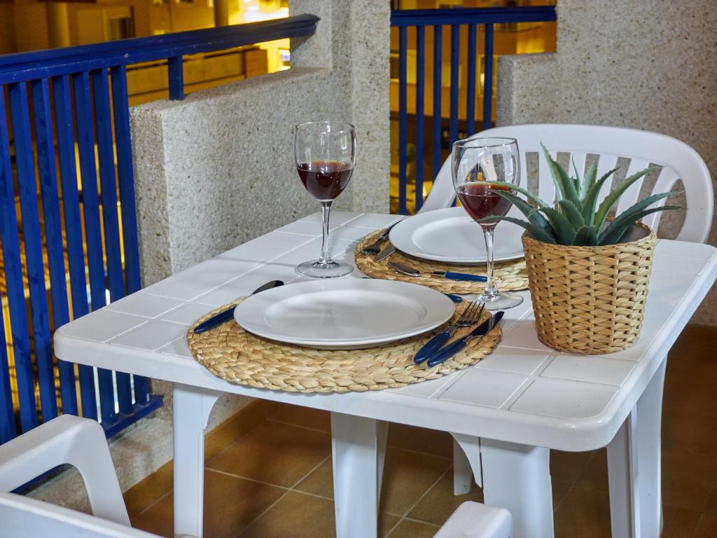 uma mesa branca com dois copos de vinho em COSTA AZUL em Puerto de Sagunto