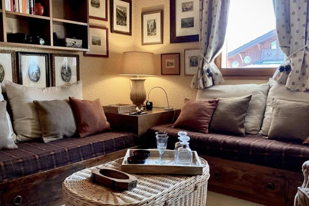 ein Wohnzimmer mit einem Sofa und einem Tisch in der Unterkunft Cosy Apt For 4 In Courchevel in Courchevel