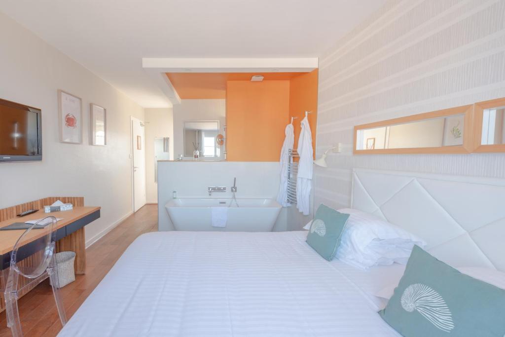 Postel nebo postele na pokoji v ubytování Hôtel La Baie des Anges SPA marin