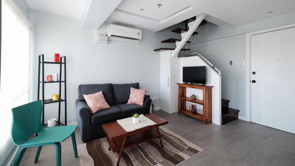 TV a/nebo společenská místnost v ubytování One bedroom budget condo in BGC