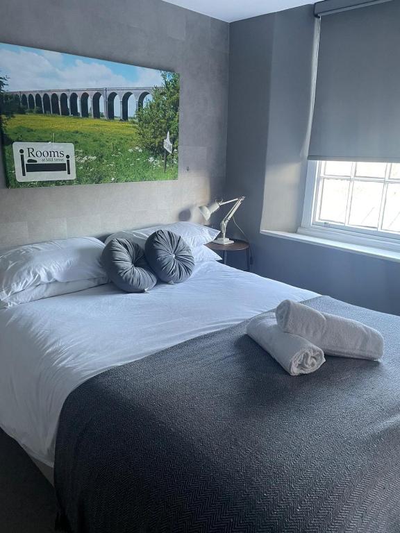 um quarto com uma cama com duas almofadas em The Angler, Oakham em Oakham