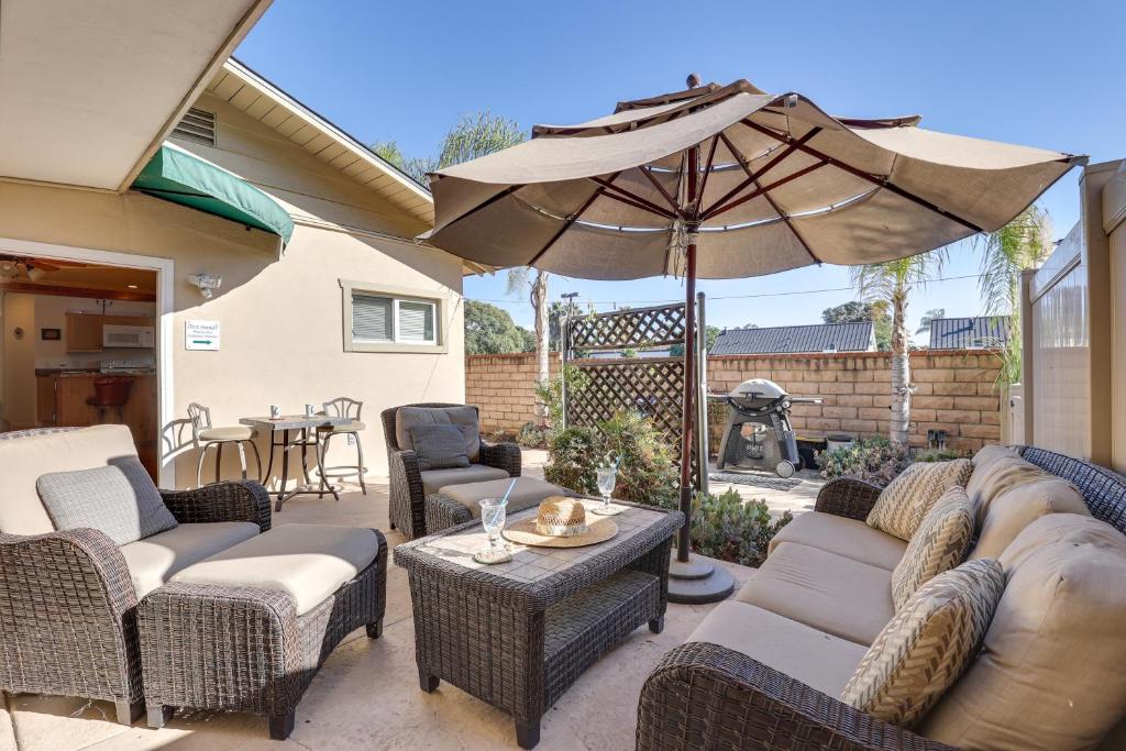 Χώρος καθιστικού στο Downtown Carlsbad Apartment Less Than half Mi to Beach!