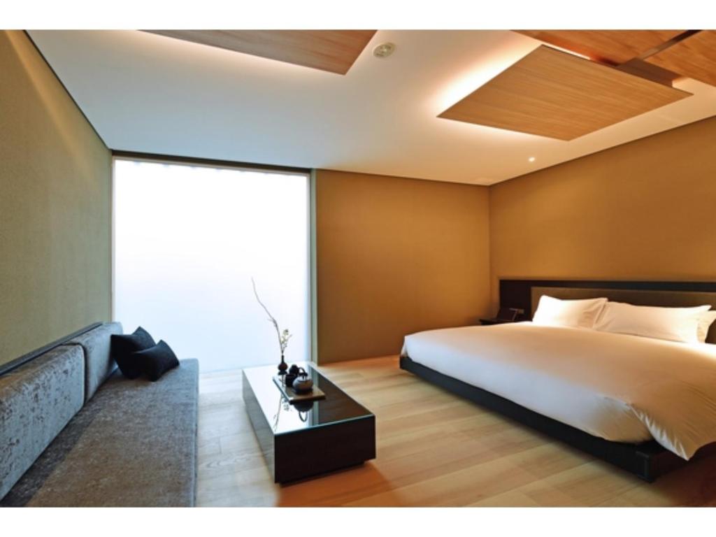 1 dormitorio con cama grande y ventana grande en MOGANA - Vacation STAY 59285v, en Kioto