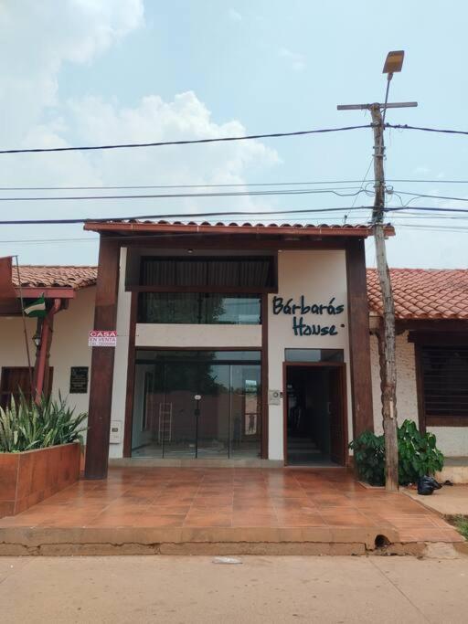 un edificio con un cartel en la parte delantera en Barbara House San Ignacio, en San Ignacio de Velasco