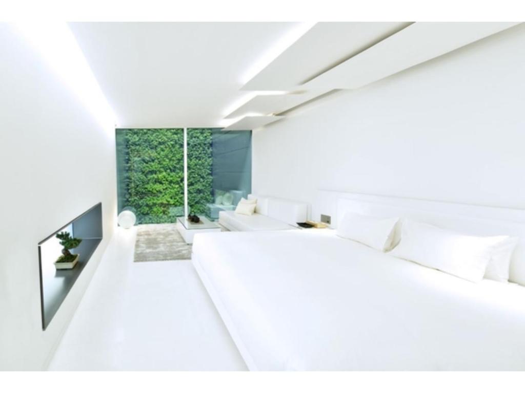a bedroom with white walls and white furniture at MOGANA - Vacation STAY 59301v in Kyoto