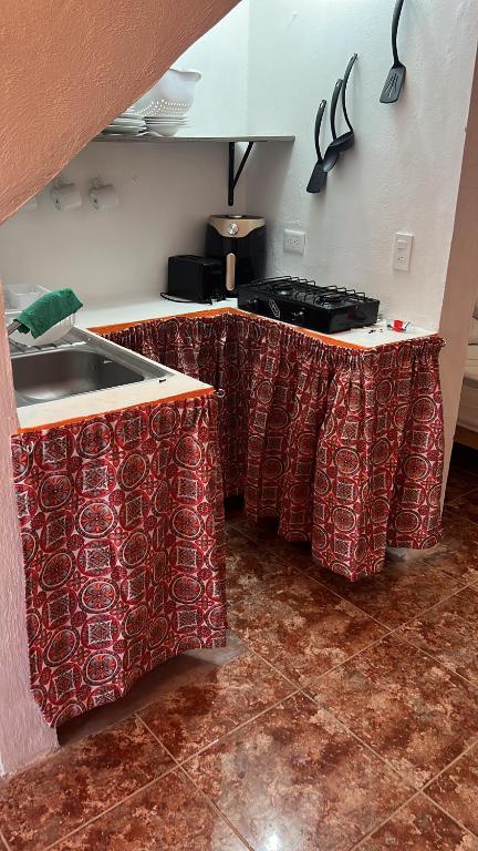Kuchyň nebo kuchyňský kout v ubytování Casa Gajah Hotel Cuyo